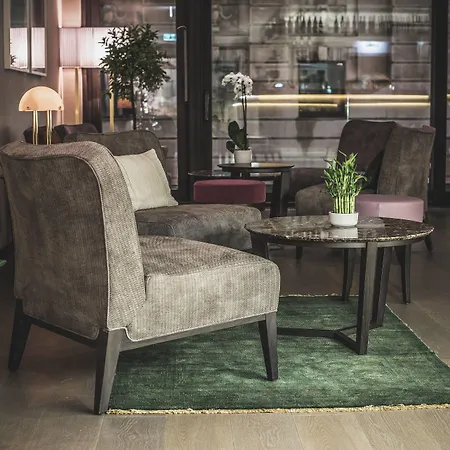 Courtyard By Marriott Center Hotel